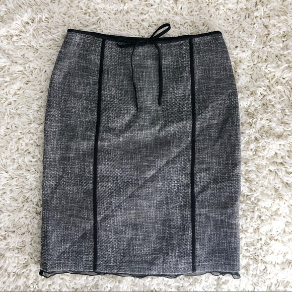 ⛔️SOLD⛔️MaxMara Gray back ruffle hem skirt size 4 - Picture 5 of 5